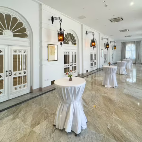 The Maryanski Porch, Phoenicia Hotel