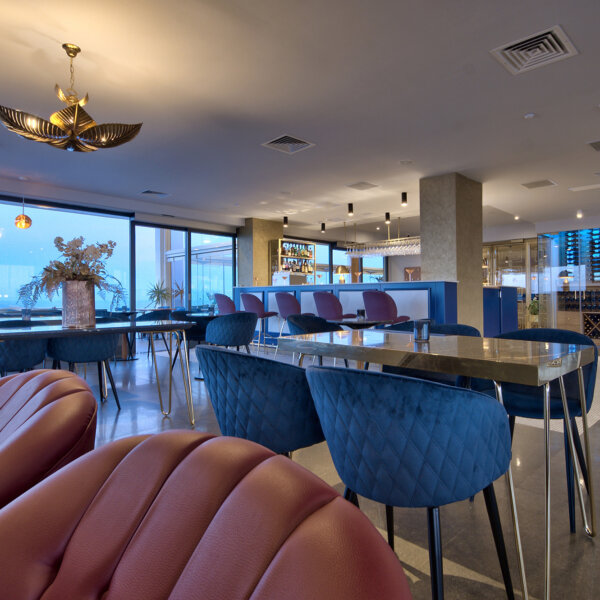 Skyroom Penthouse, Preluna