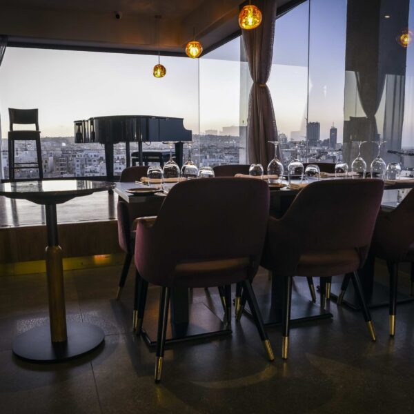 Skyroom Penthouse, Preluna